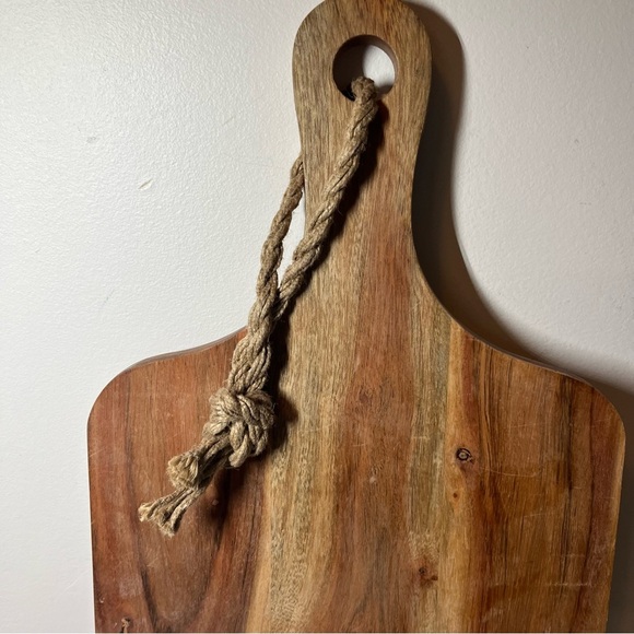Floral Wooden Chacouterie or Cutting Board with Rope Handle. New - Picture 3 of 5